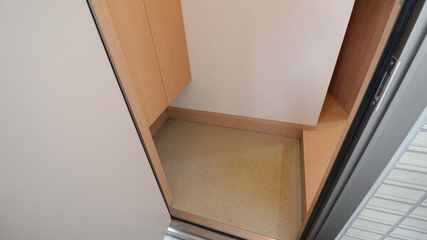 玄関(他のお部屋の参考写真となります。)