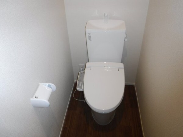 トイレ(他のお部屋の参考写真となります。)