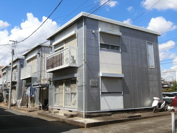 外観(中階段式全室角部屋♪)