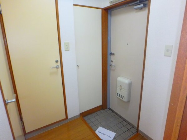 玄関(他のお部屋の参考写真となります。)