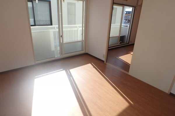 洋室(他のお部屋の参考写真となります。)
