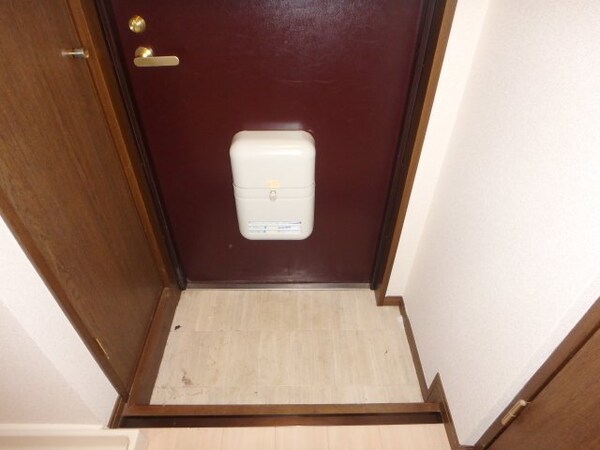 玄関(他のお部屋の参考写真となります。)
