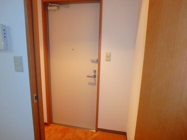 玄関(他のお部屋の参考写真となります。)