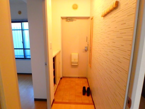 玄関(他のお部屋の参考写真となります。)