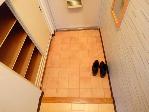 玄関(他のお部屋の参考写真となります。)