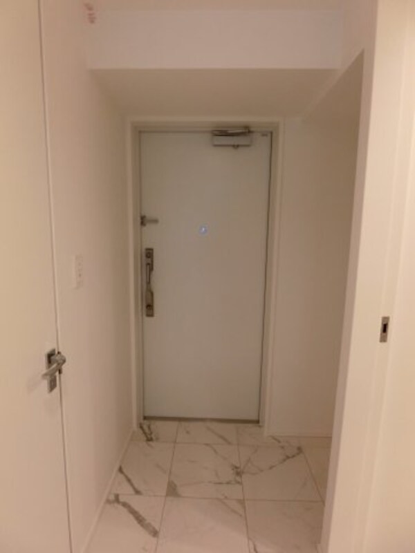 玄関(他のお部屋の参考写真となります。)