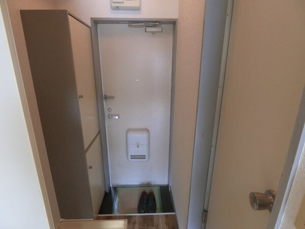 玄関(他のお部屋の参考写真となります。)