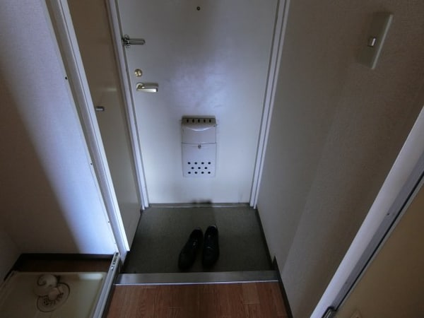 玄関(他のお部屋の参考写真となります。)