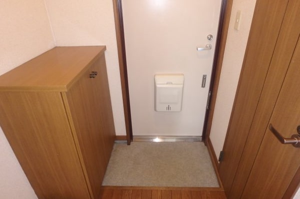 玄関(他のお部屋の参考写真となります。)