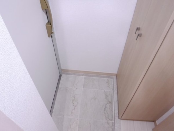 玄関(他のお部屋の参考写真となります。)