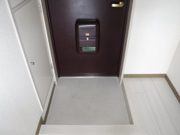 玄関(他のお部屋の参考写真となります。)