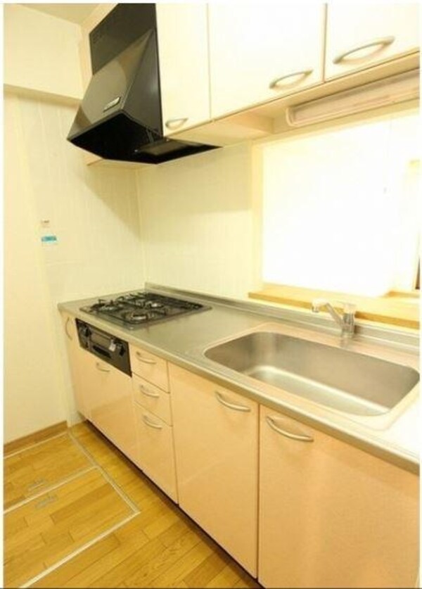 キッチン(他のお部屋の参考写真となります。)