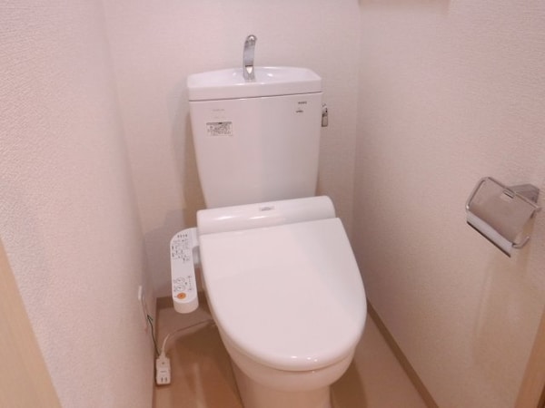 トイレ(他のお部屋の参考写真となります。)