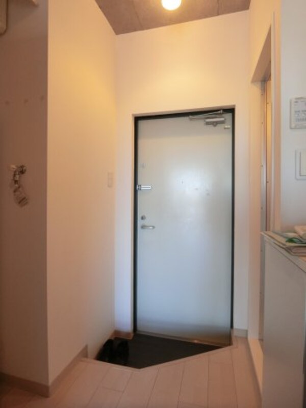 玄関(他のお部屋の参考写真となります。)