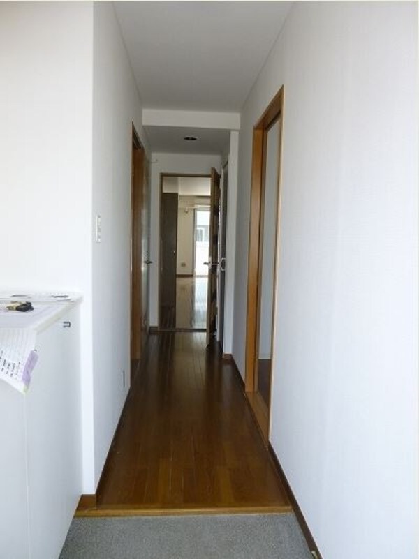 玄関(他のお部屋の参考写真となります。)