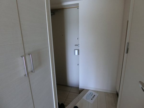 玄関(他のお部屋の参考写真となります。)