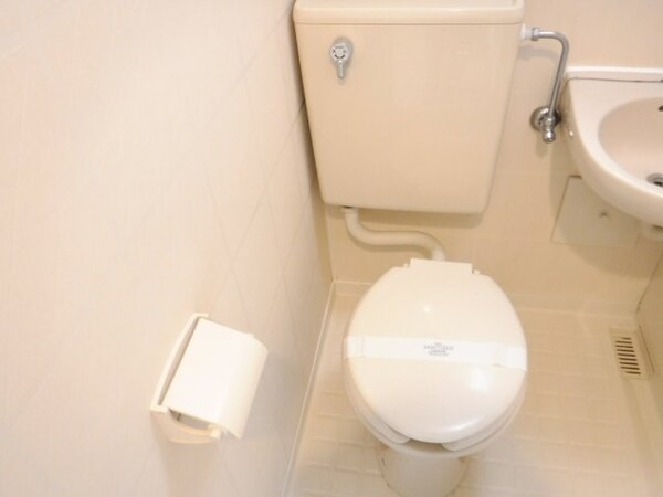 トイレ(他のお部屋の参考写真となります。)