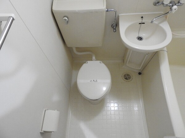 トイレ(他のお部屋の参考写真となります。)