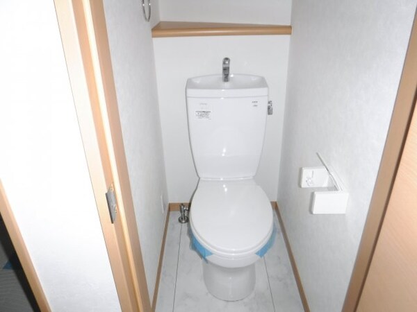 トイレ(他のお部屋の参考写真となります。)