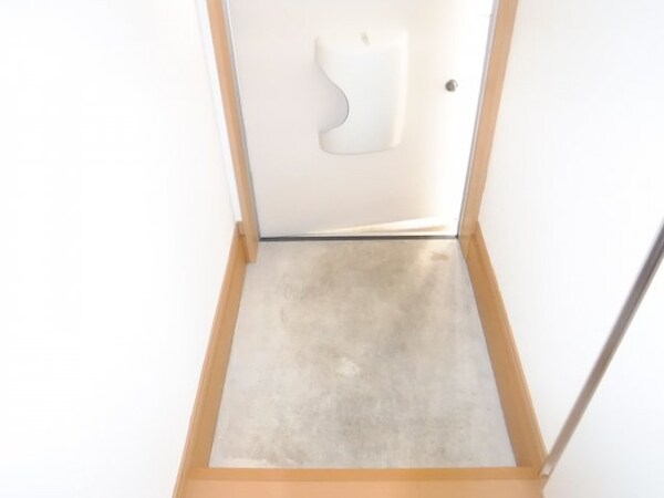 玄関(他のお部屋の参考写真となります。)
