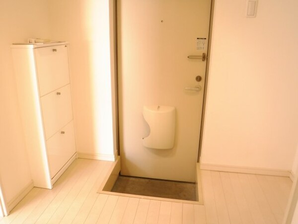 玄関(他のお部屋の参考写真となります。)