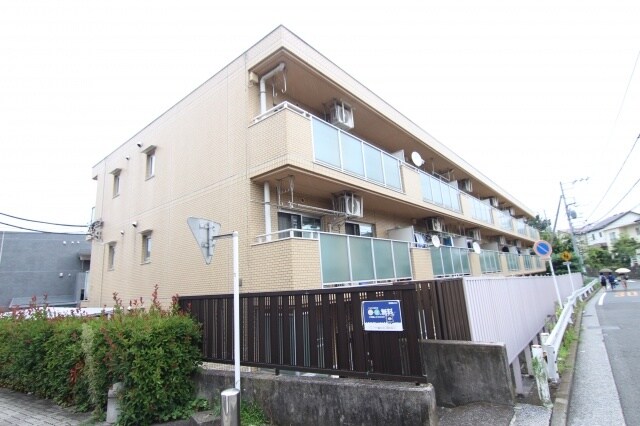 物件外観写真1　(３口システムキッチンで料理好きな方にもおすすめです♪)