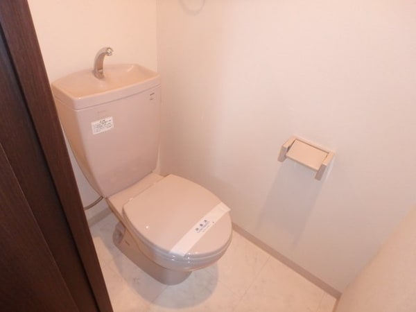 トイレ(他のお部屋の参考写真となります。)