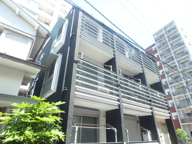 物件外観写真1　(駅近くでありながら静かなエリア。オーナーこだわりの外観も素敵)