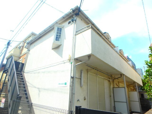 物件外観写真1　(法政通り近接、東向きバルコニー)