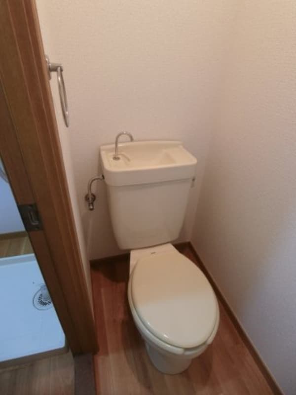 トイレ(他のお部屋の参考写真となります。)