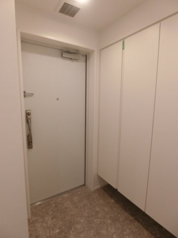 玄関(他のお部屋の参考写真となります。)