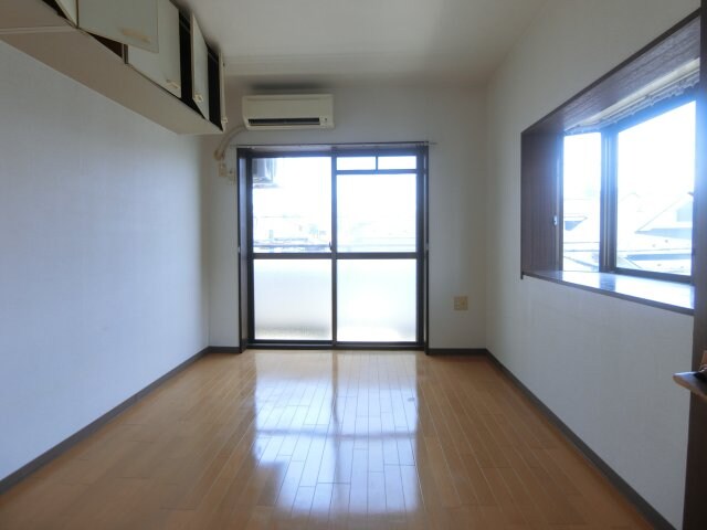 物件内観写真2　(他のお部屋の参考写真となります。
バルコニーへ出る窓以外の窓)