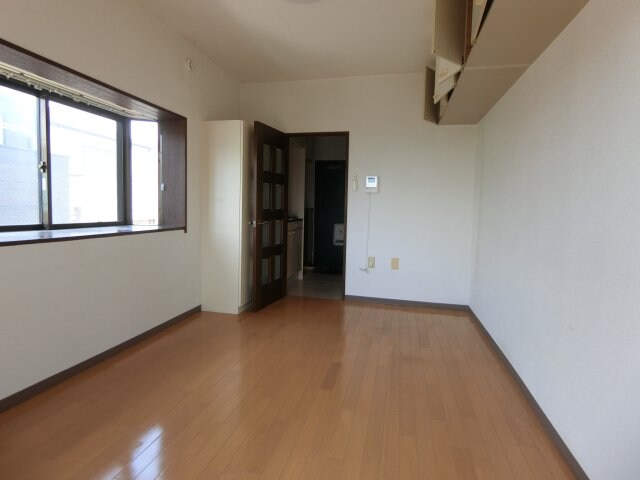 物件内観写真5　(他のお部屋の参考写真となります。
出窓はございません。)