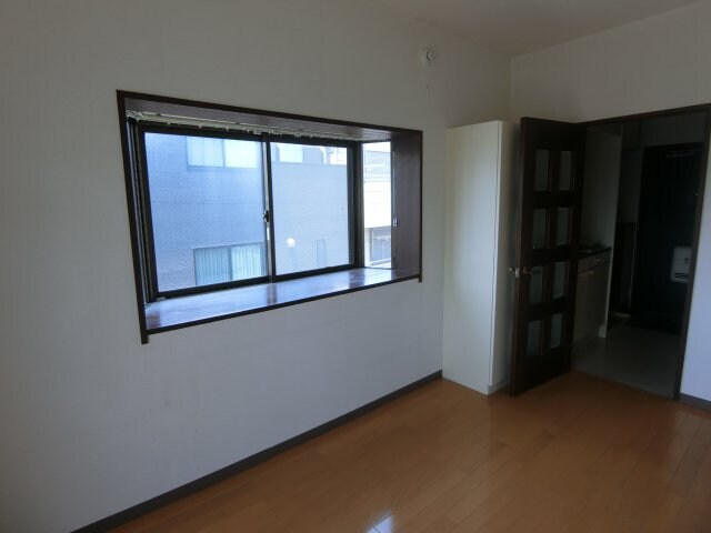 物件内観写真17　(他のお部屋の参考写真となります。
出窓はございません。)