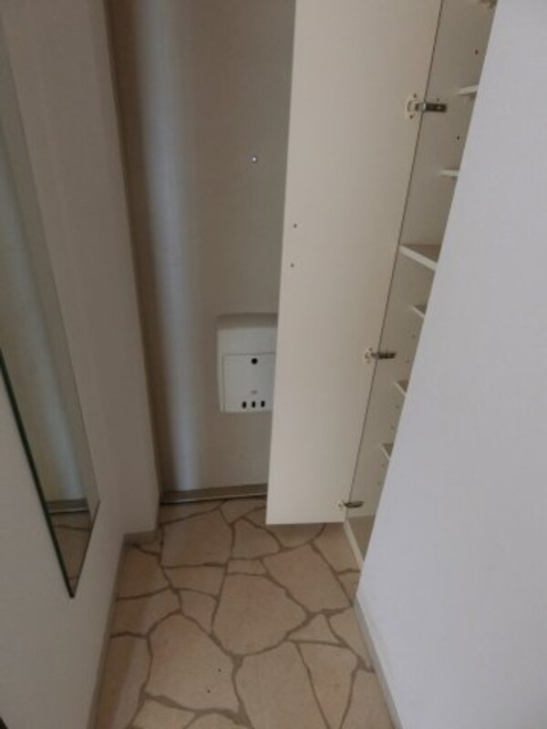 玄関(他のお部屋の参考写真となります。)