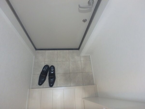 玄関(他のお部屋の参考写真となります。)