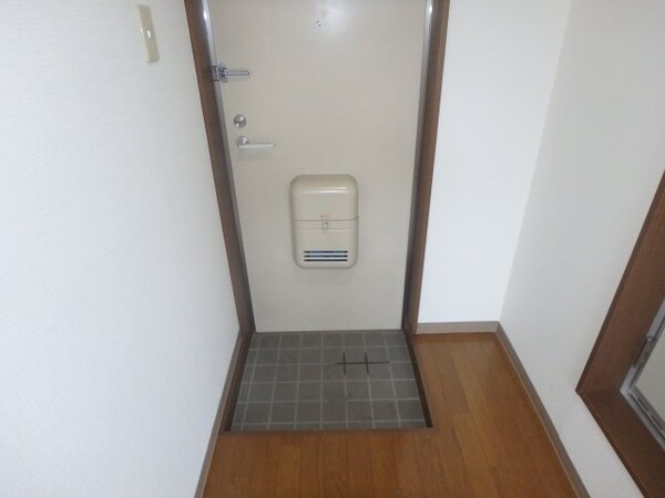 玄関(他のお部屋の参考写真となります。)