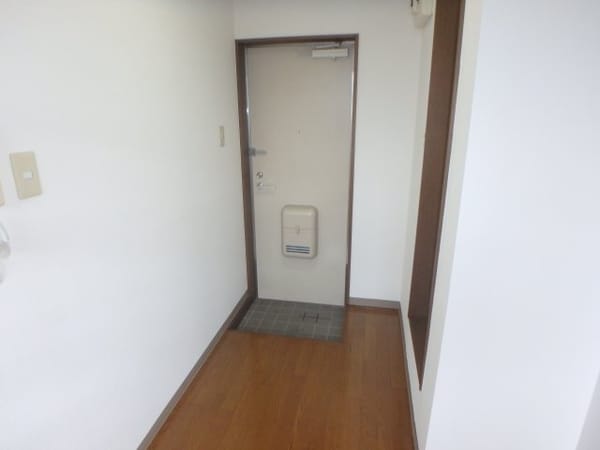 玄関(他のお部屋の参考写真となります。)