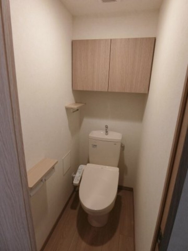 トイレ(他のお部屋の参考写真となります。)