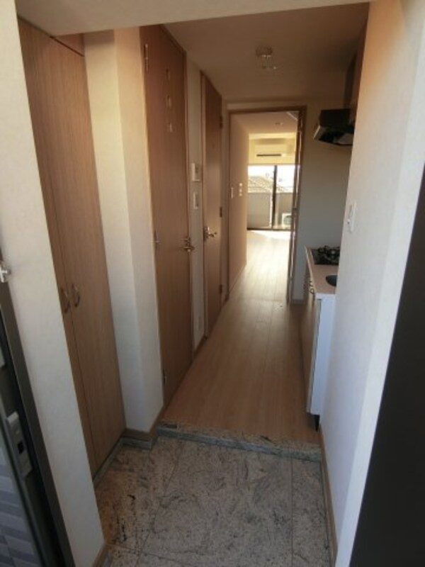 玄関(他のお部屋の参考写真となります。)