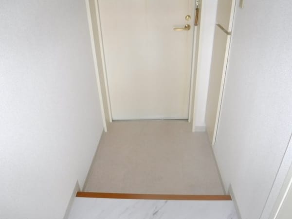 玄関(他のお部屋の参考写真となります。)