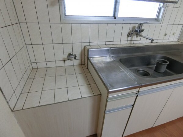 キッチン(他のお部屋の参考写真となります。)