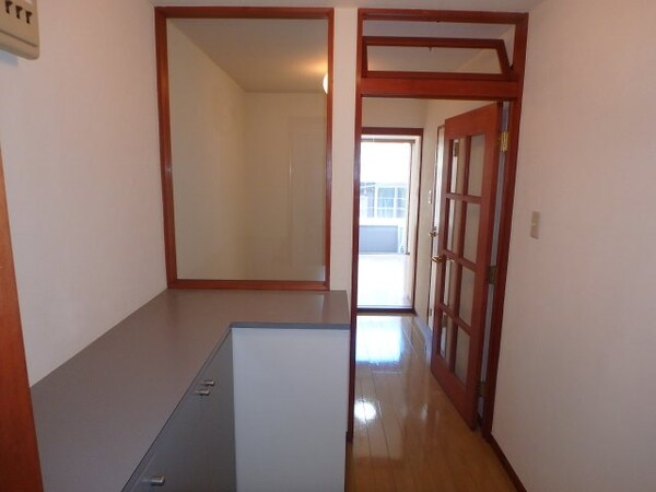 玄関(他のお部屋の参考写真となります。)