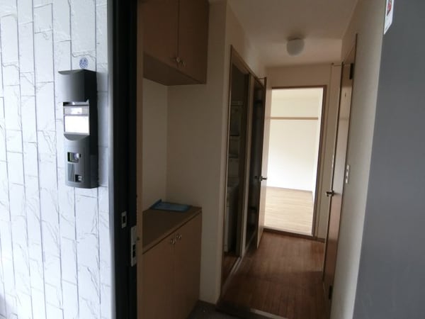 玄関(他のお部屋の参考写真となります。)