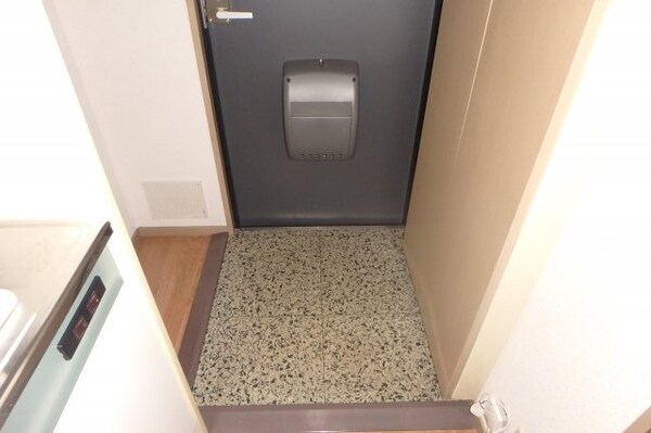 玄関(他のお部屋の参考写真となります。)