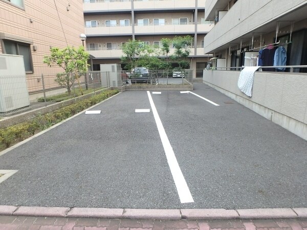 駐車場(他のお部屋の参考写真となります。)