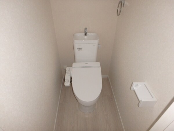 トイレ(他のお部屋の参考写真となります。)
