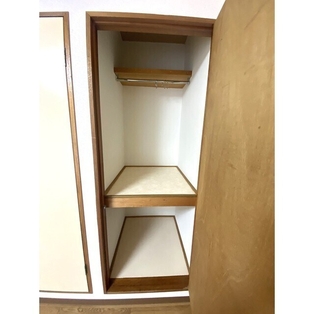 物件内観写真7　(洋間の収納)