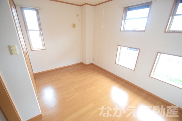 寝室(落ち着いた色調の寝室です)