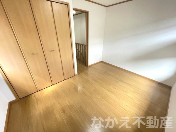 寝室(落ち着いて過ごせるお部屋なので、寝室にいかがでしょうか)